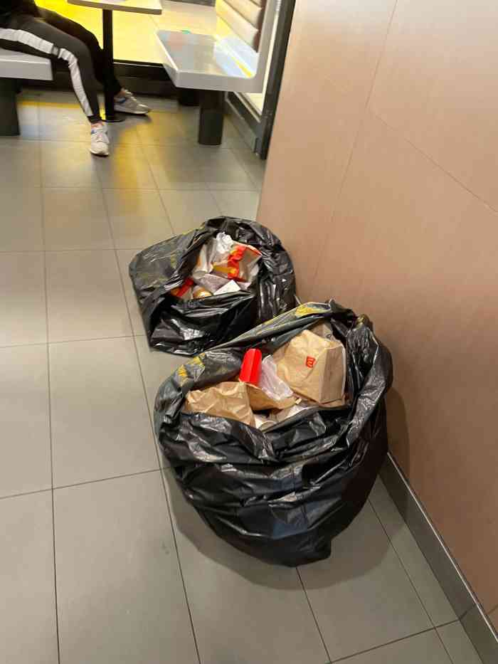 麦当劳(天山西路店"非常时期,自助下单,打包走人.麦当当的.