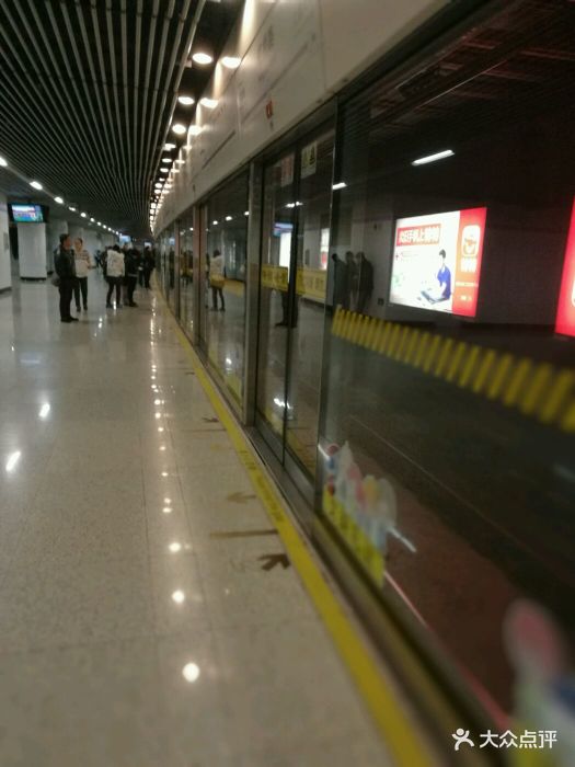 虹桥路-地铁站图片