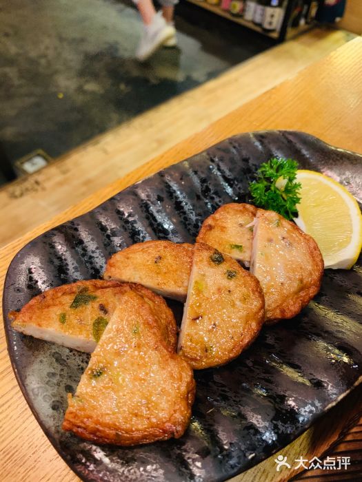 酒集面社日式居酒屋店炸鱼饼图片