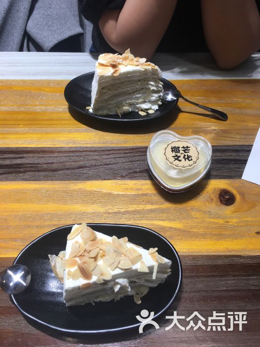 榴莲千层里有好多榴莲肉,千层上的杏仁也超.