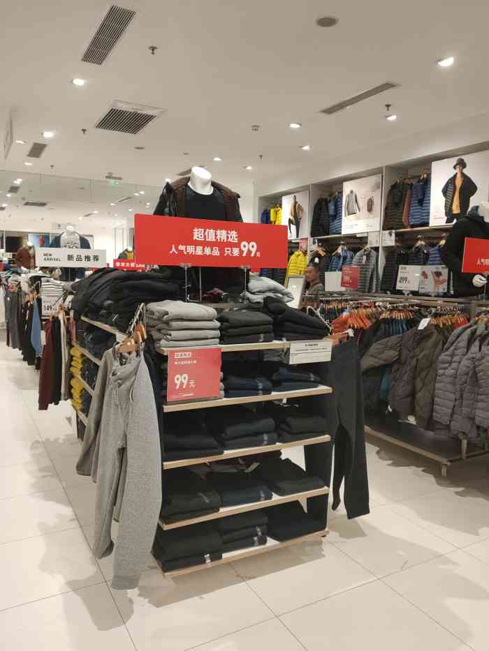 优衣库(济南中海环宇城购物中心店"门店环境:就在环宇城的一楼,位置