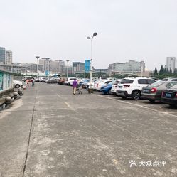 沃尔玛黄龙店停车场沃尔玛黄龙店停车场在黄龙体育中心沃尔玛的顶楼