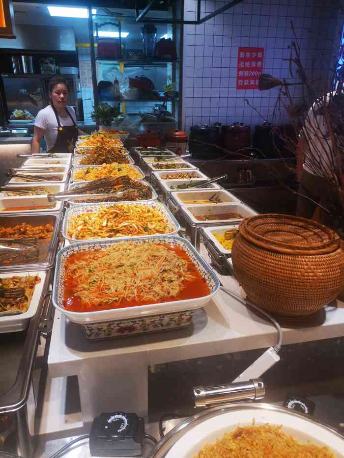 看老胡吃饱饱过来的店铺就在明发中庭素食馆对面