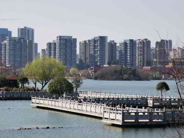 西湖公园-"长沙岳麓区西湖公园,出了隧道口掉个头就到.