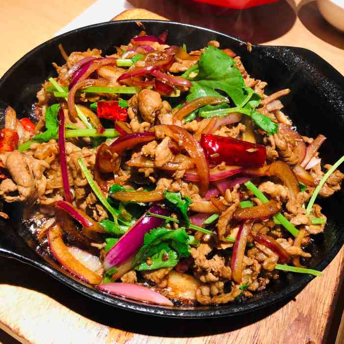 「京酱肉丝」量不大,酱味儿有点过重了,味道一般 「铁板孜然羊肉」