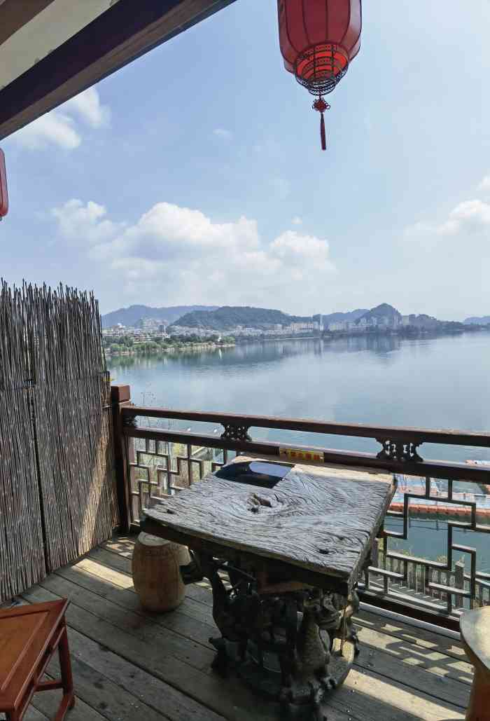 朋友圈·鲜鱼馆一线湖景餐厅"周末正好和朋友去千岛湖玩,8415了