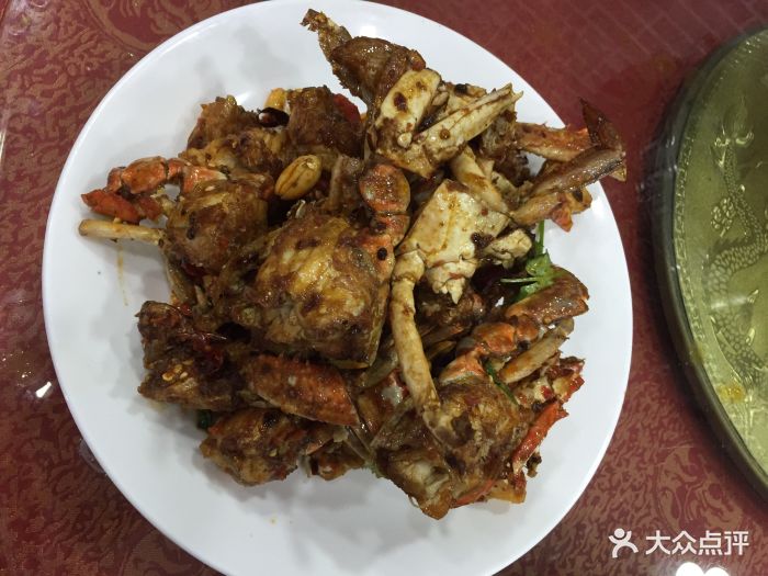 酒店坐落在北戴河海滨公共汽车站西南(瀑布.