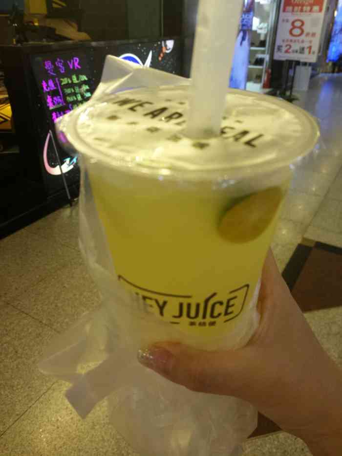 打分    /人 买了金桔柠檬和奶茶 就拍了我的一杯～挺好喝的 喜欢这个