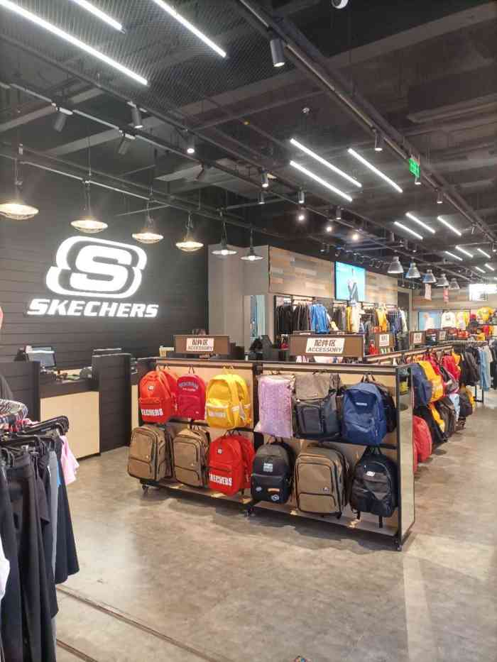 skechers(奥特莱斯店"挺舒适的一个运动品牌 最早是熊猫鞋99带.