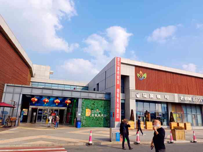 宣堡服务区·停车场"每次路过这个服务区 都要来一碗这家的小馄.