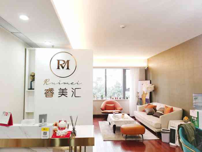 老大叔终于变年轻一点了在朋友的介绍下来睿美汇做了面部管理下颌线