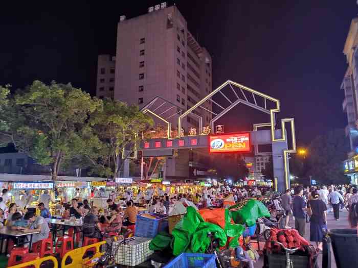 宾王商贸区"宾王夜市,又叫三挺路夜市,是义乌最大的夜.