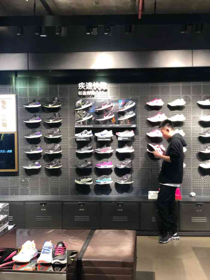 nike上海001店-"这家耐克店位于上海世纪汇南京路的那边,超.