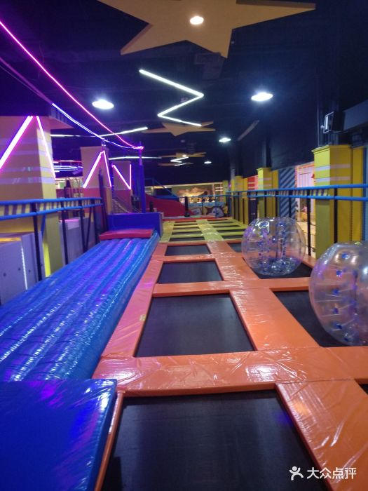 欢乐城市动感蹦床公园