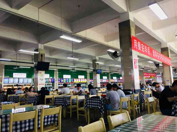武汉长江工商学院学生2食堂-"还可以的,就是价格偏贵
