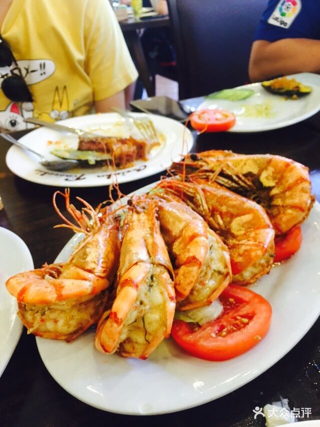 进店的时候门口坐着一位抽着烟的霸气老爷爷