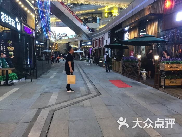 北邻唐兴路,南接科技一路,东临高新五路(枫林路),西接唐延路和唐城墙