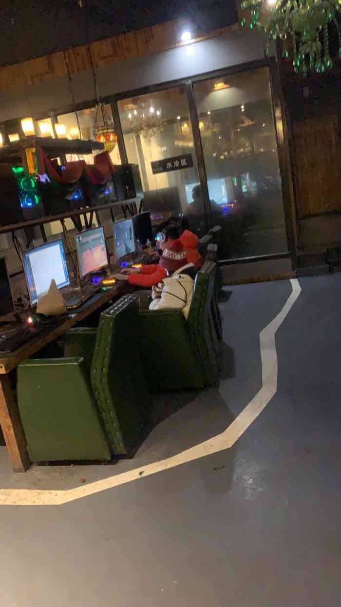 楚倩网咖(楚河汉街店)-"很久没去网吧,闲的没事和室友