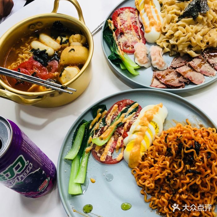 又来吃泡面,选了奶油火鸡面。放了半包料真.