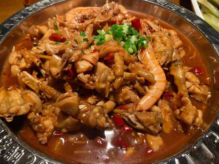 料很足,鸡爪很软,牛蛙煲特别好吃
