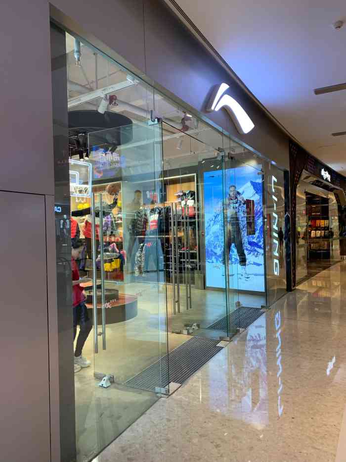 这个品牌李宁位置就在万象城的楼下负一层很宽敞的店面装饰的很有些
