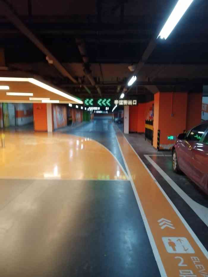龙湖星湖天街地下停车场