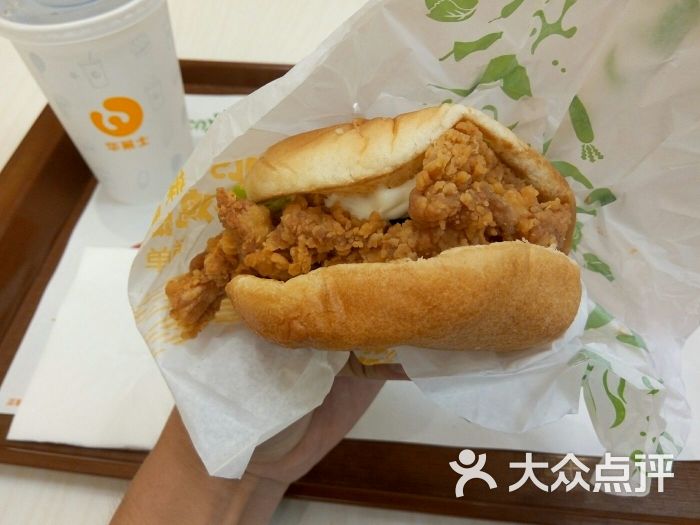 华莱士(东平中路店)香辣鸡腿堡图片 - 第1张
