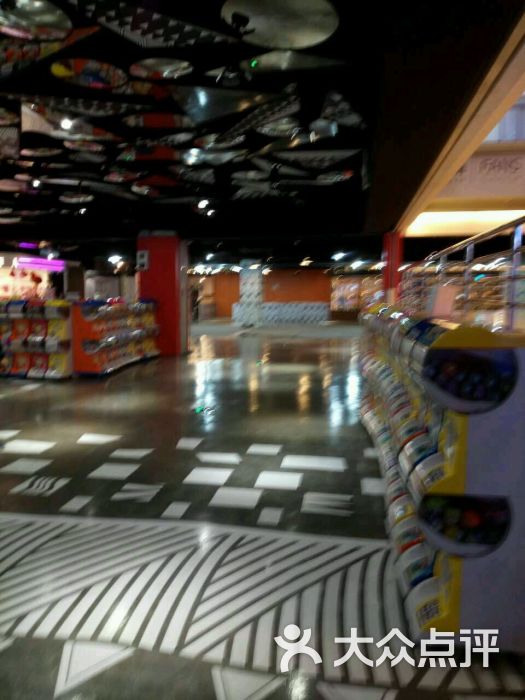 地王广场:那里的衣服贵了点,不过还是挺喜.广州