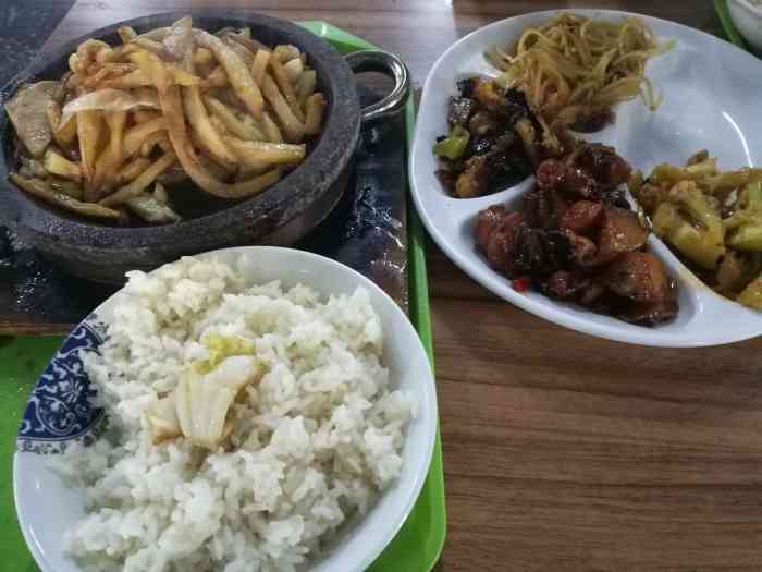 哇哇,第一次来齐鲁医药学院的学生食堂吃饭,这个学生食堂挺大的,看了