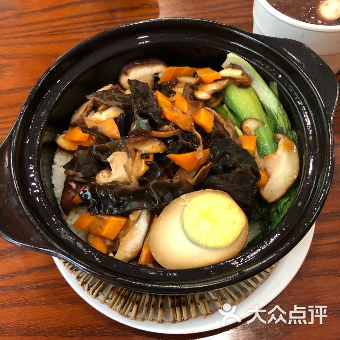 素什锦煲仔饭