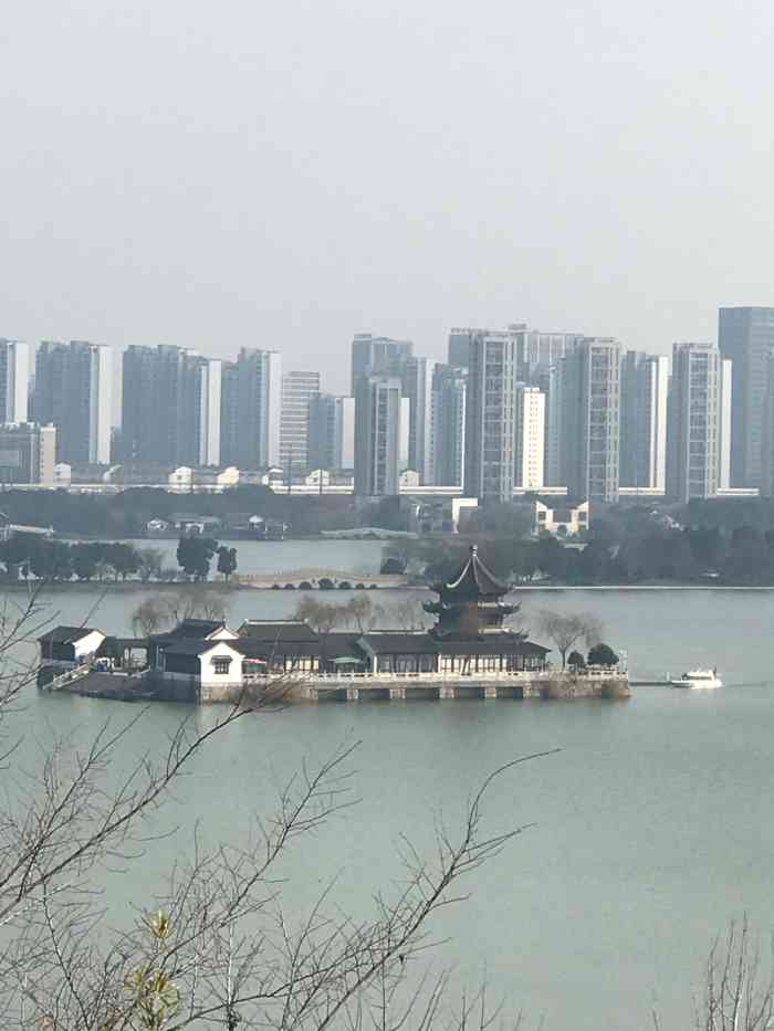 天镜阁-"天镜阁位于石湖公园的湖心小岛上(第二张照.