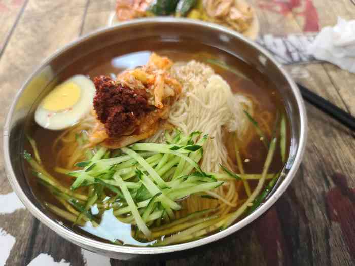 食为天鸡西现压冷面"在辛寨子家家乐广场附近有点特色的吃食不少.