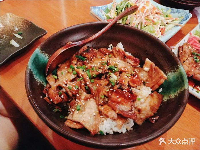 炙烤牛五花肉饭