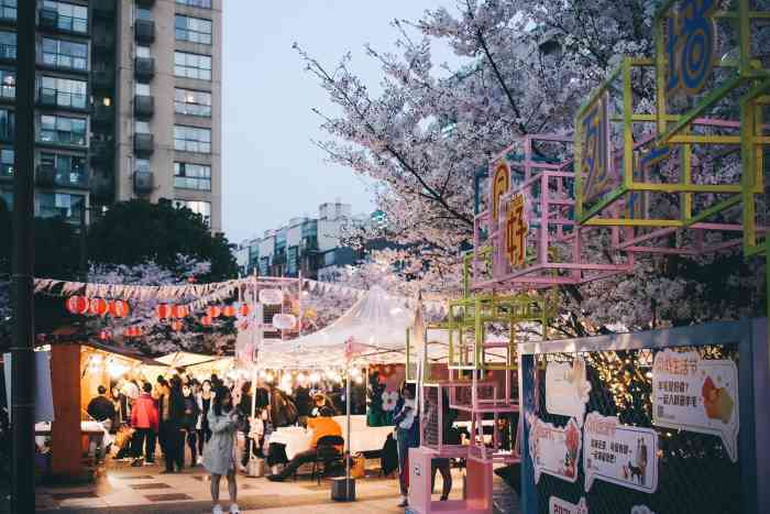 大学路市集-"[爱心]大学路集市,只有周末才有,卖一些.