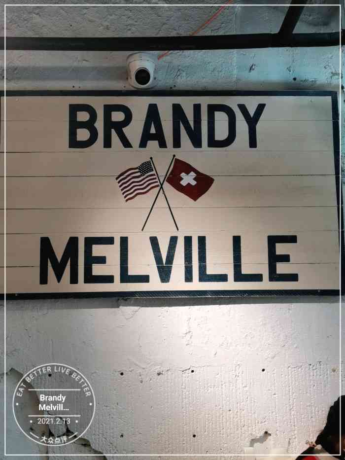 brandy melville -"95门口的绿色的大车应该是b m最吸睛的.