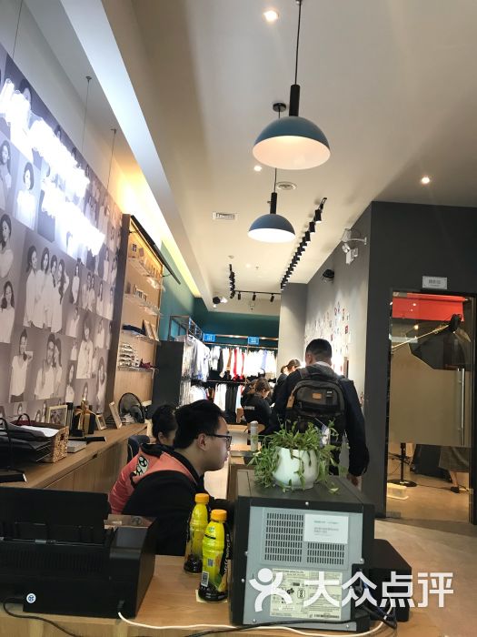 海马体照相馆:之前在天真蓝拍了一组签证照,换