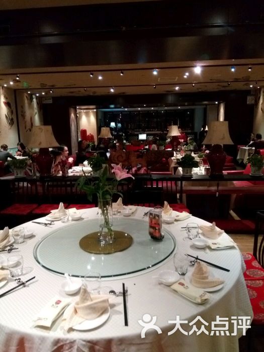 挑选这家位于上海环球金融中心三楼的俏江南,这家高大上的餐厅,环境一
