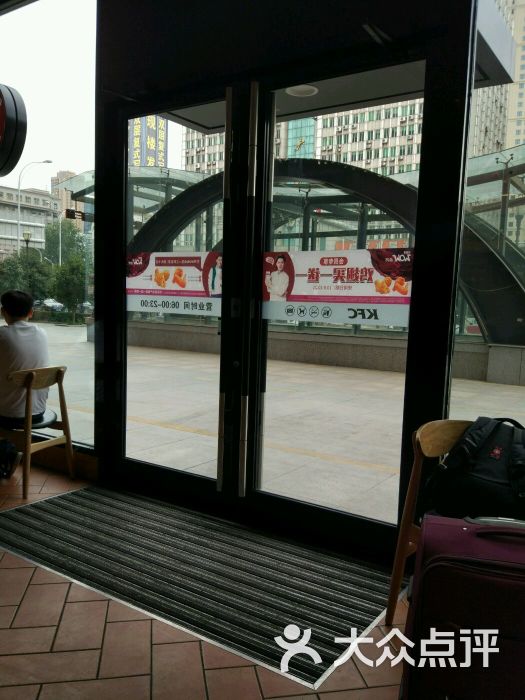 肯德基:凌晨从泰国回国的飞机到火车站转.武汉