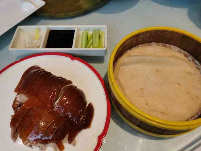 万荣烤鸭在昌平有好几家的分店还有一家是以海鲜为主的特别喜欢吃他们