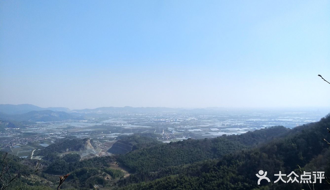 好不容易登上小灵峰寺稍作休息登高望远一览无余