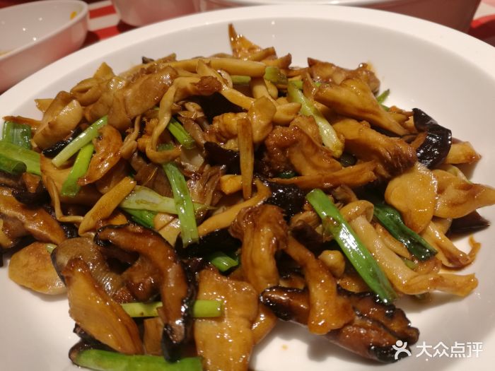 橄榄油炒三种蘑菇