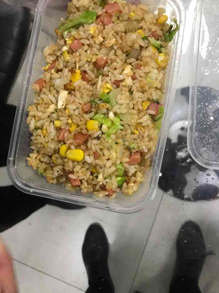 隔壁老李61炒饭"在他家点的外卖,一如既往的好吃,配的小咸.