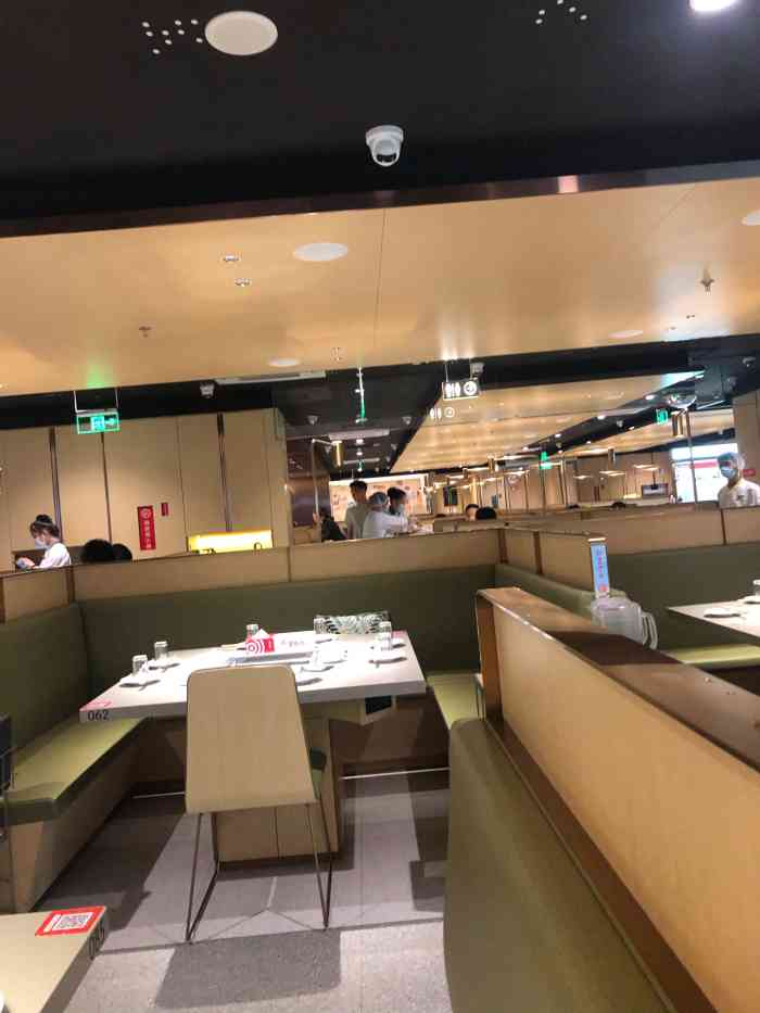 海底捞火锅(新朝阳广场店"93位置:新朝阳广场二期四楼.在三楼很.