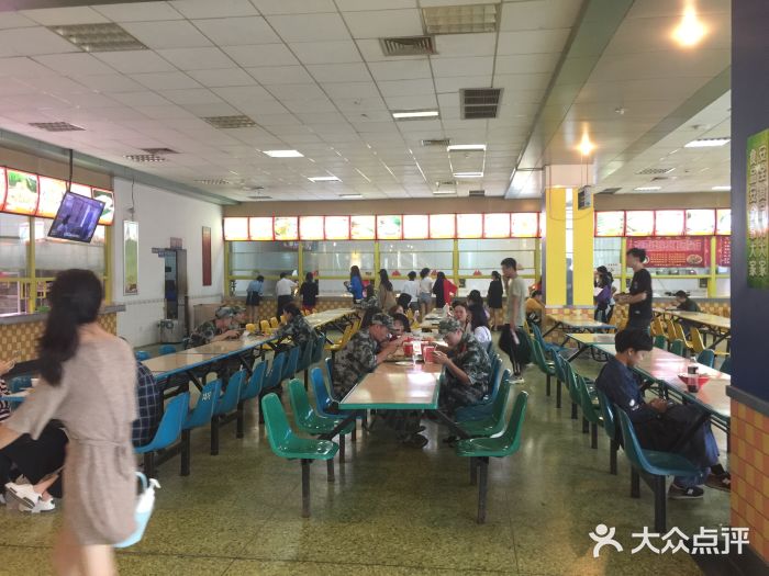 四川音乐学院新都校区食堂图片