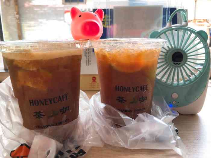 在点评上看到杰伦奶茶可爱得忍不住去打卡点了两款奶酪,牛油果和草莓