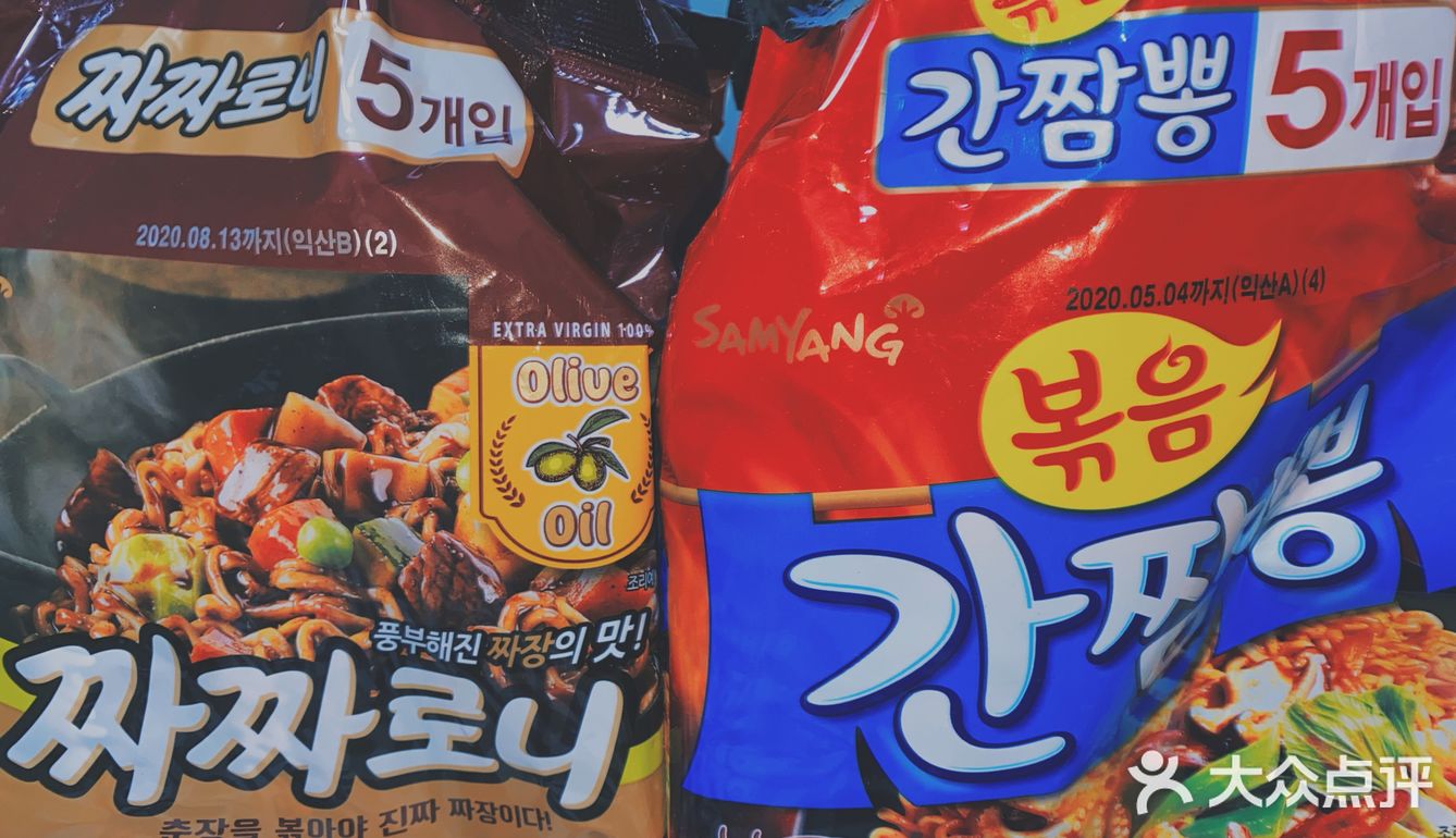 超市不大但里面满满当当全是韩国食品