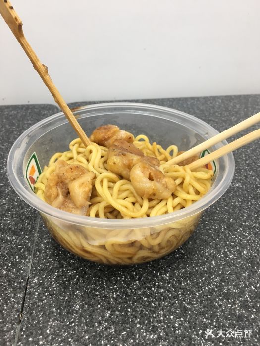 711便利店车仔面加鸡肉串套餐图片