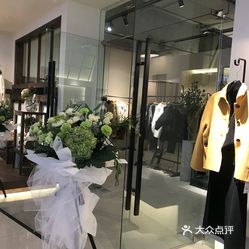 东部新城银泰店)一家在东部银泰城一楼新开的女装品牌店,杭州服装品牌