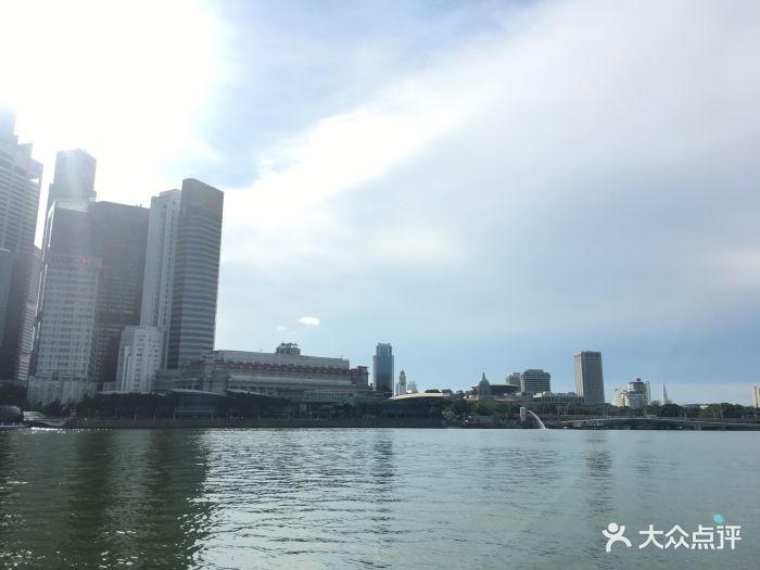 新加坡河是个值得一去的景点,这个河流经过.