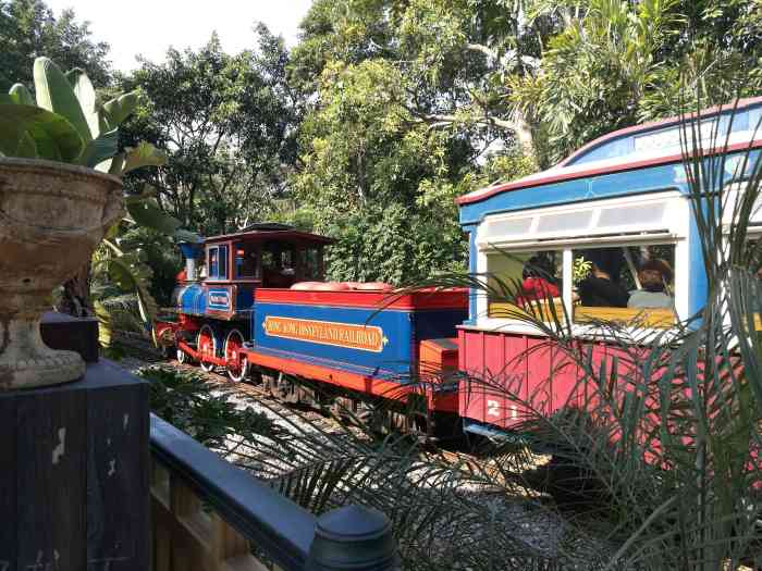 香港迪士尼乐园铁路—幻想世界火车站-"坐小火车从美国小镇到幻想世界